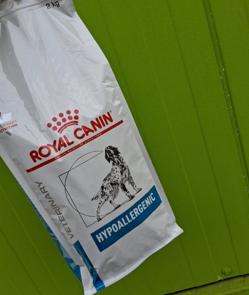 Royal Canin hypoallergenisches Hundefutter, 2 kg, für empfindliche Hunde mit Allergien, hochwertigen Tiernahrung, günstiger Preis, für gesunde Verdauung und Fellpflege.